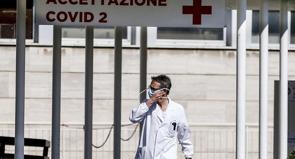 Un médico sale de la entrada del nuevo hospital Columbus COVID 2, abierto para tratar pacientes en Roma. (AP/Referencial).