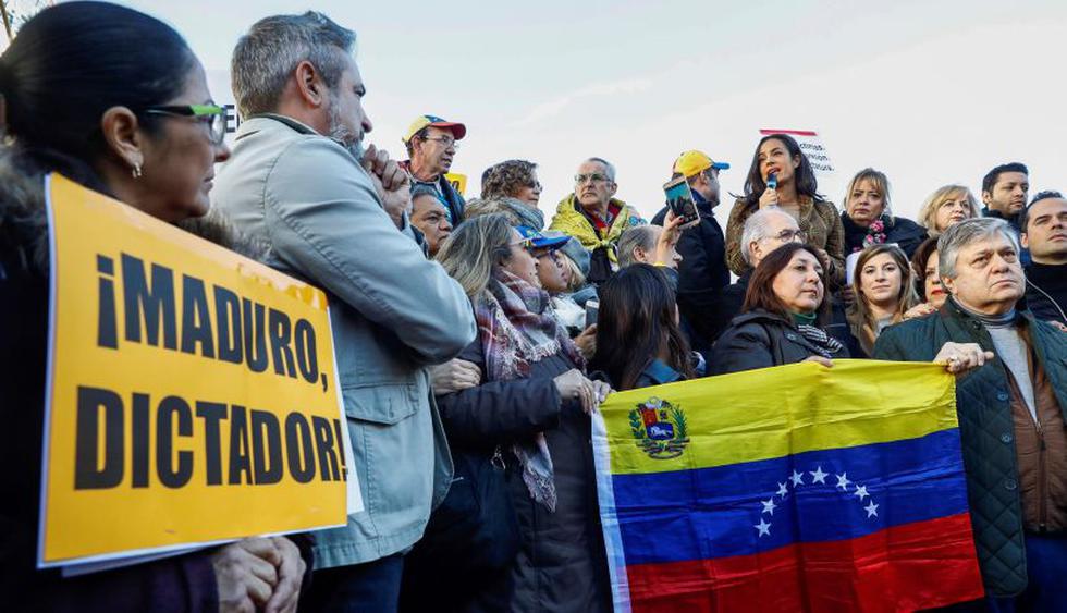 Un centenar de venezolanos repudian al "usurpador" Maduro en Madrid. (EFE).