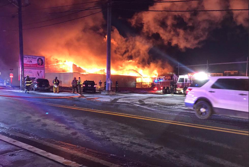 Se quema la empresa de papel, Marcal, en New Jersey. (Twitter)