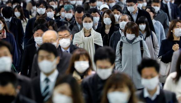 Personas que usan máscaras faciales esperan el transporte en la estación de metro Shinagawa durante la hora pico. (REUTERS / Kim Kyung- Hoon).