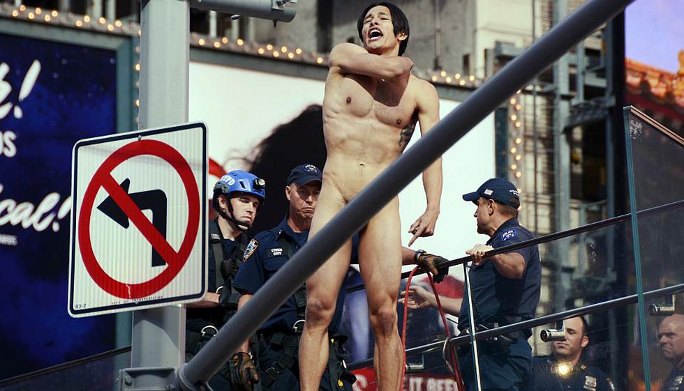 Estados Unidos: Hombre desnudo que exigía reunión con Donald Trump saltó desde escalera de Times Square. (AP)