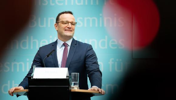 El ministro alemán de Salud, Jens Spahn, ofrece una rueda de prensa, este martes en Berlín, en la que ha anunciado una serie de propuestas para prohibir las terapias de reorientación sexual. (Foto: EFE)
