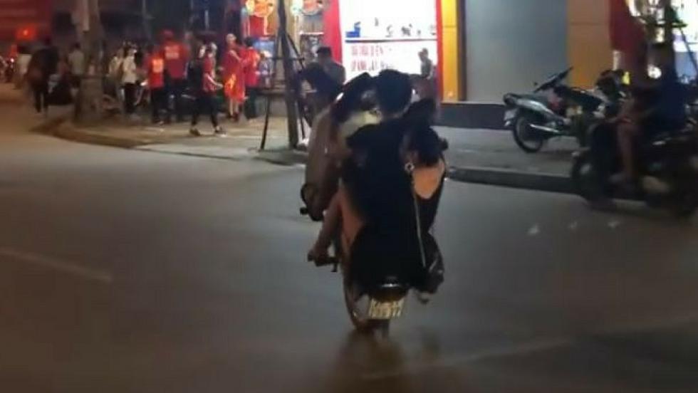 Una pareja, en Vietnam, se llevó un buen susto cuando estaba realizando maniobras en una avenida. (YouTube)