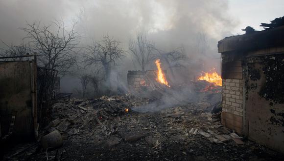 Un edificio se quema después de un bombardeo en Bakhmut, región de Donetsk, el 4 de diciembre de 2022, en medio de la invasión rusa de Ucrania. (Foto de Yevhen TITOV / AFP)