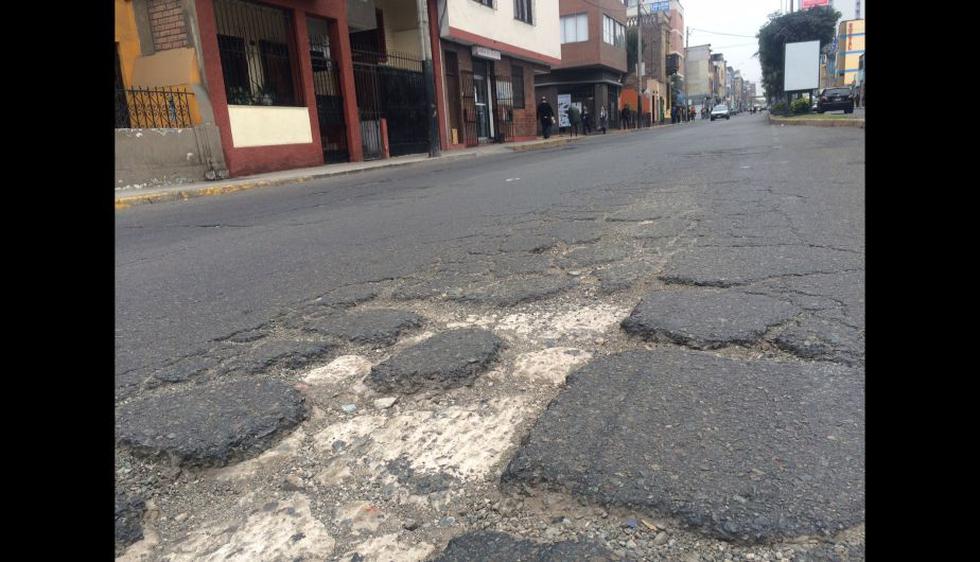 Municipalidad de Lima no repara pistas con enormes huecos hace más de 8 años en Lince. (Difusión)