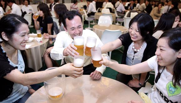 La campaña de la Agencia Tributaria invita a enviar ideas para impulsar nuevos servicios y métodos para estimular el consumo de alcohol entre los jóvenes. (Foto: /YOSHIKAZU TSUNO /  AFP)