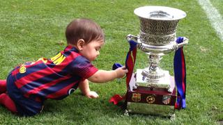 Shakira, Gerard Piqué y su hijo posan con la Supercopa de España