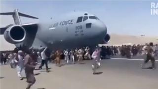 Afganistán: al menos una persona falleció tras caer de avión al intentar huir de Kabul | VIDEOS
