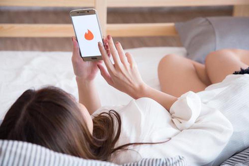 Tinder, la aplicación de citas con millones de usuarios en el mundo, está en proceso de permitir que sean las mujeres quienes inicien las conversaciones, según Mandy Ginsberg, CEO de Match Group Inc, la compañía encargada de la app. (Shutterstock)