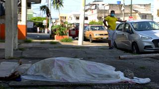“Un ataúd de cartón es más digno que tirarlos en bolsas”, dijo funcionario a cargo del levantamiento de cadáveres en Ecuador