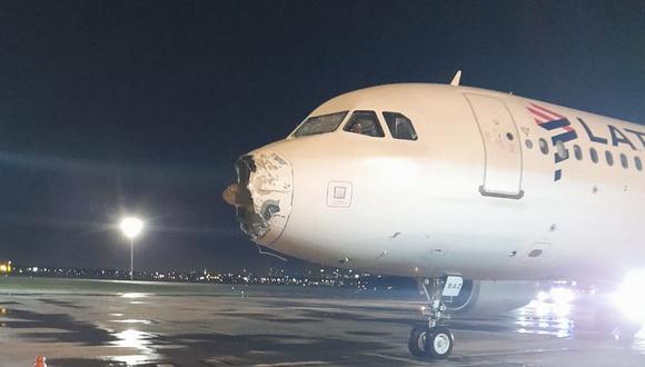 El avión procedente de Santiago de Chile tenía previsto arribar a Asunción, pero fue desviado a Foz de Iguazú (Brasil) debido a una fuerte borrasca que se abatió sobre la capital paraguaya. (Foto: captura Twitter)
