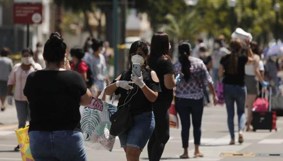 Mujeres realizan compras en Super Mercados en Miraflores