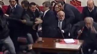 VIDEO: Hinchas agredieron al presidente de Independiente