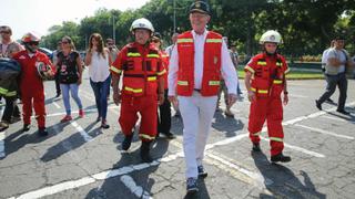 Pedro Pablo Kuczynski visita feria de bomberos y reconoce que necesitan más equipos