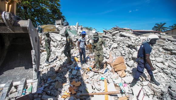 El balance oficial da cuenta de que 34 personas han sido rescatadas con vida de entre los escombros en las últimas 48 horas. (Foto:  EFE/ Ralph Tedy Erol)