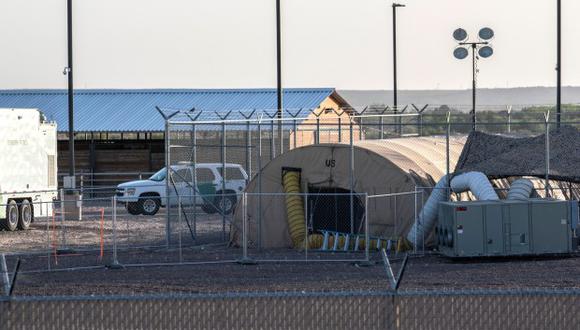 En la foto, una instalación temporal establecida para albergar inmigrantes de la Patrulla Fronteriza de los Estados Unidos. (Foto: AFP)