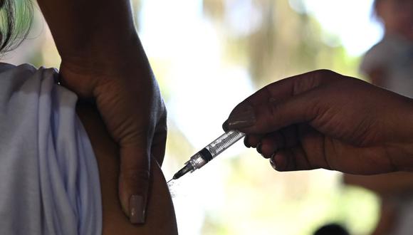 En esta foto de archivo tomada el 20 de junio de 2021 un hombre recibe la vacuna AstraZeneca / Oxford contra el coronavirus Covid-19 en Río de Janeiro, Brasil. (ANDRE BORGES / AFP).