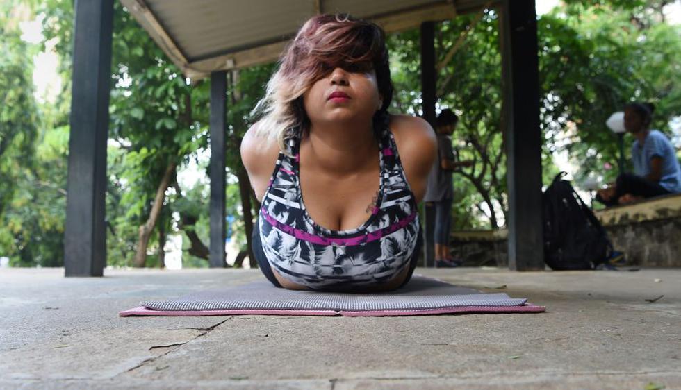 Dolly Singh ha conseguido demostrar que el peso no es una barrera para practicar yoga. (AFP)