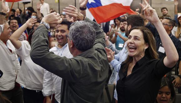 Las personas que rechazan el proyecto de nueva constitución reaccionan después de conocer los primeros resultados del referéndum, en Santiago, el 4 de septiembre de 2022.  (Foto de Claudio REYES / AFP)