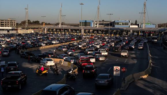 Autos se alinean para cruzar a los Estados Unidos en el puerto de entrada de San Ysidro, visto desde Tijuana, estado de Baja California, México. (Foto: AFP)