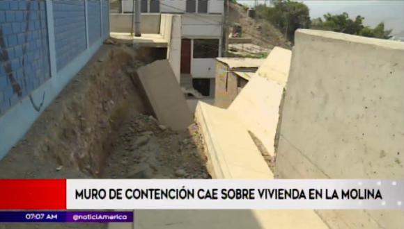 La caída de un muro de contención sobre una vivienda dejó una familia afectada en la V Etapa de la Cooperativa Musa. (Captura: América Noticias)