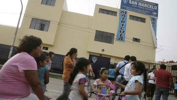 Padres de familia y niños demoraron en recuperar la calma tras los disparos dentro del centro educativo. (Alberto Orbegoso)