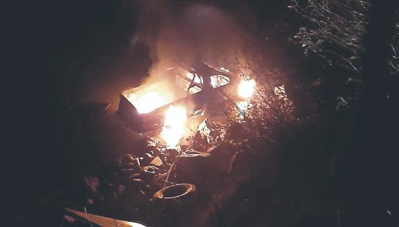 Junín: Vehículo cae río Mantaro, se incendia y dos ocupantes salen nadando para no morir (Foto: PNP)