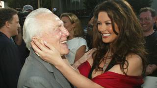 El amoroso saludo de Catherine Zeta-Jones a su suegro, Kirk Douglas