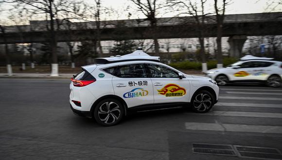 La foto muestra un taxi autónomo Apollo Go en una calle de Yizhuang, una ciudad del distrito de Daxing, en los suburbios del sureste de Beijing. Beijing aprobó esta semana sus primeros taxis autónomos para uso comercial. (Foto: Jade GAO / AFP)