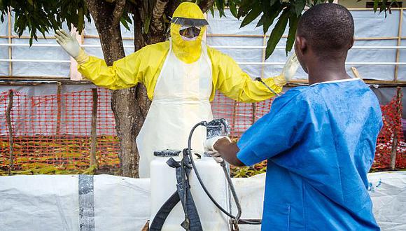 Empleado sanitario de Sierra Leona es desinfectado tras evacuar a pacientes. (AP)