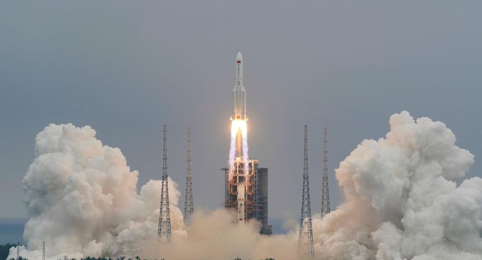 El cohete Long March-5B Y2, que transporta el módulo central de la estación espacial china Tianhe, despega del Centro de Lanzamiento Espacial Wenchang en la provincia de Hainan, China, el 29 de abril de 2021. (China Daily vía REUTERS).