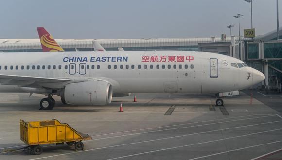 Esta foto de archivo tomada el 12 de febrero de 2021 muestra un avión Boeing 737-800 de China Eastern Airlines estacionado en el Aeropuerto Internacional de Tianhe en Wuhan. (HECTOR RETAMAL / AFP).