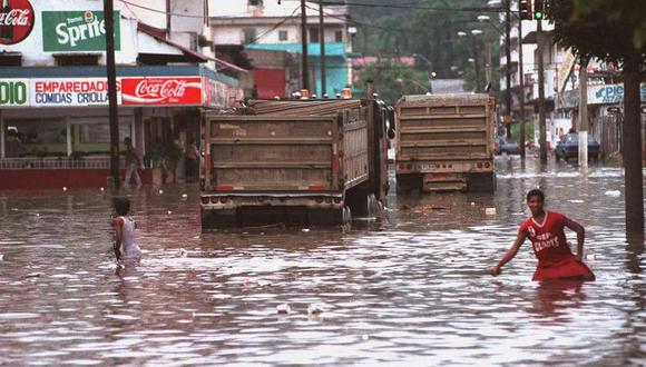 Inundaciones a causa de las fuertes lluvias en las calles de los barrios de la Ciudad de Panamá el 25 de mayo de 1998 (Foto: Ángel Demóstenes / AFP)