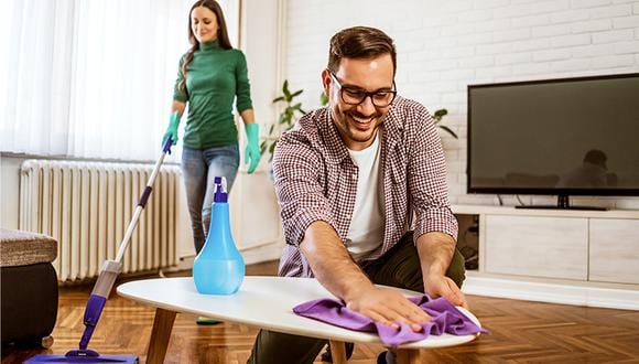 En el aseo del hogar, lo más recomendable es usar la aspiradora en lugar de barrer. Para finalizar el ciclo de limpieza, se puede pasar una toalla o paño húmedo antibacterial.
