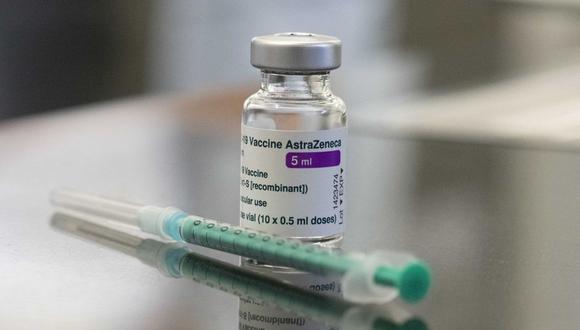En varios países de Europa se ha frenado la vacunación contra el coronavirus con las dosis del laboratorio AstraZeneca. (Foto: AFP)