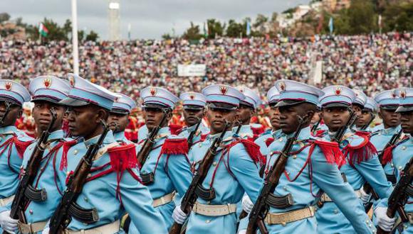 Las fuerzas armadas malgaches desfilaron durante la celebración del 59 aniversario de la independencia de Madagascar en Antananarivo (Madagascar) antes de la estampida humana. (Foto: EFE)