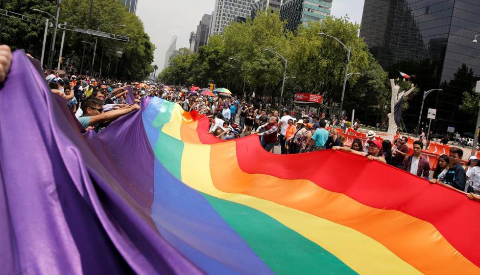 Manifestantes llevan la bandera LGBTI. (EFE)
