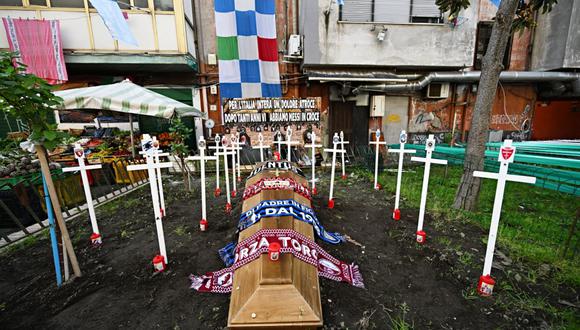 Cementerio ficticio creado por los hinchas del Napoli que puede ser campeón de Italia mañana (Foto: AFP).