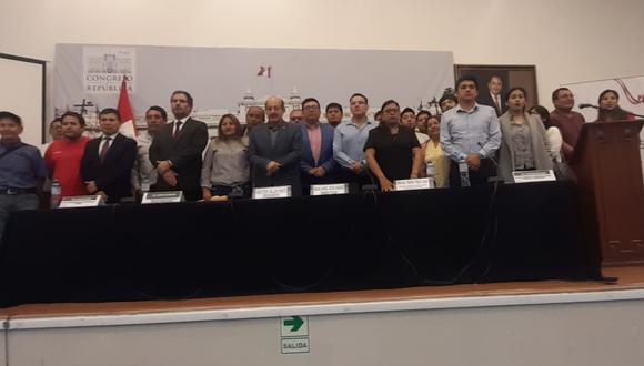 CONGRESO. El presidente de la comisión investigadora, Héctor Valer, y sus integrantes recibieron las pruebas de los afectados. (Foto: Perú21)