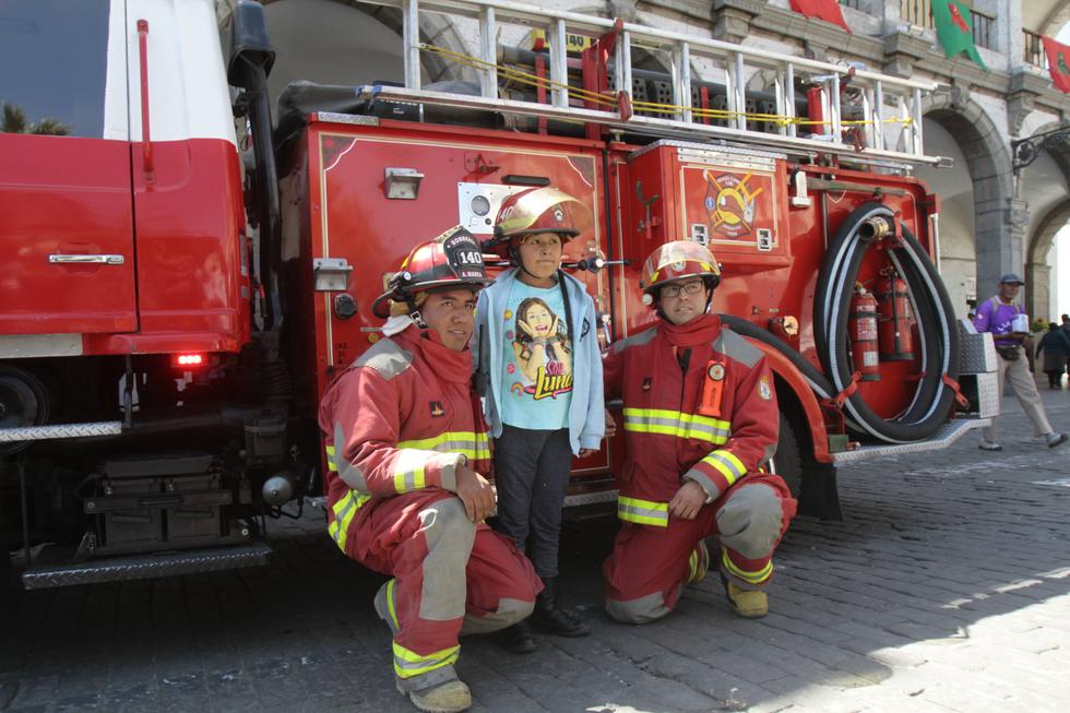 Niña con leucemia cumple sueño de ser bombera. (Foto: Lino Mamani)