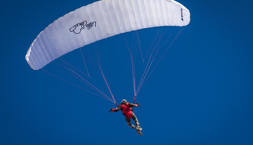 Paracaídas no le abre en pleno salto y tiene que recurrir a arriesgada maniobra para salvarse. El video es viral en Facebook. (Nick Venton)