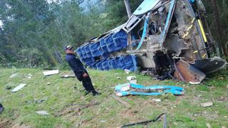 Tres muertos y al menos 14 heridos deja caída de un bus al abismo en Piura
