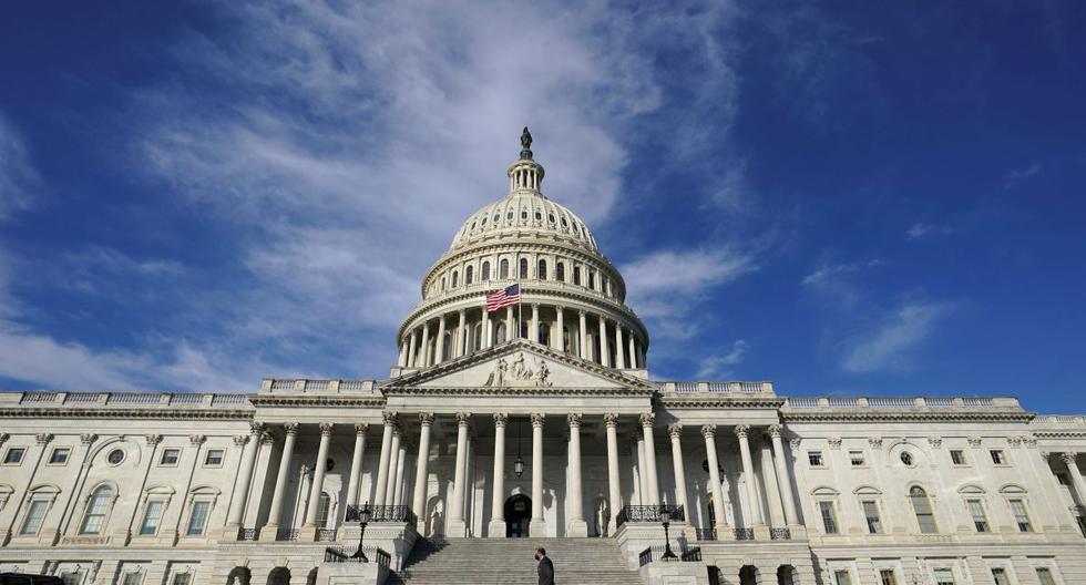 Un hombre pasa por el Capitolio de los Estados Unidos, en Washington, el 6 de marzo de 2021. (REUTERS/Kevin Lamarque).