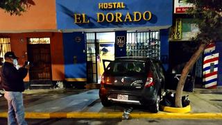 Conductor quedó intervenido por impactar su vehículo contra un hostal en Trujillo