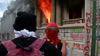 Manifestantes tomaron el Congreso de Guatemala y le prendieron fuego | FOTOS