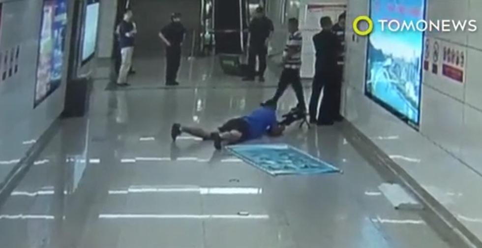 un francotirador de la policía china abatió de un tiro a un secuestrador que tomó de rehén a una mujer en una estación del metro