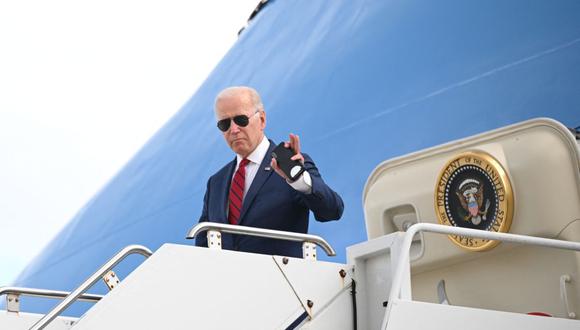 El presidente de los Estados Unidos, Joe Biden, saluda mientras desembarca el Air Force One en el Aeropuerto Internacional John F Kennedy en la ciudad de Nueva York el 20 de septiembre de 2022. (Foto de MANDEL NGAN / AFP)