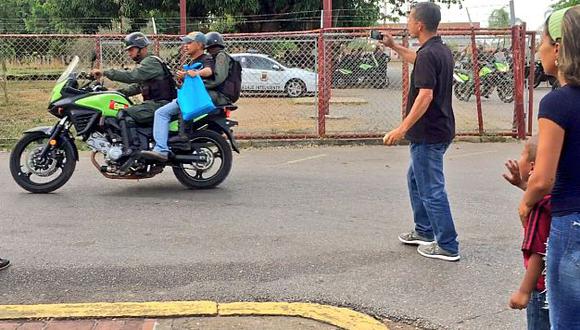 Niño se despide insistentemente de su padre detenido por protestar contra el actual régimen venezolano. (@juanchomaturin)