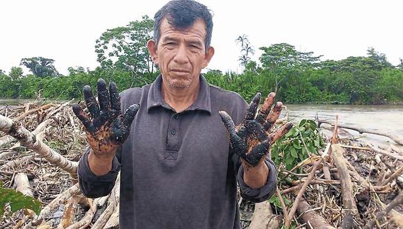 El río no se mancha. Habitante de El Porvenir muestra manos después de tocar las aguas del Pastaza. (USI)