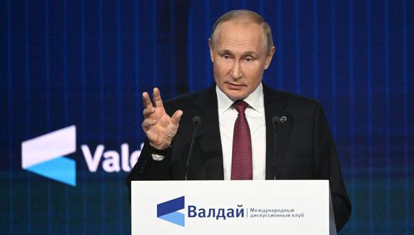 El presidente ruso, Vladimir Putin, se dirige a la sesión plenaria del foro Valdai Discussion Club en la región de Moscú el 27 de octubre de 2022. (Foto de Sergei GUNEYEV / SPUTNIK / AFP)
